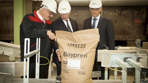 Site Manager Ralf Tappe explains the new production line to board member Werner Breuers and Business Unit Head Jan Paul de Vries. Photo: LANXESS AG