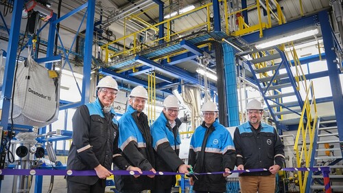 They are pleased about the start-up of the new production of Desmodur® 15 prepolymers (from left to right): Andrea Firenze, Head of Site Management in Tarragona and Managing Director of Covestro in Spain, Philip Bahke, Head of Operations, and Thomas Braig, Head of the Elastomers segment, Abdel Arhzaf, Head of the Vulkollan® business, and Fernando Peiron Samperiz, Head of the Barcelona site. © Covestro