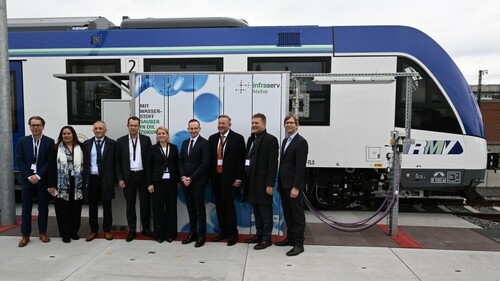 The first fuel cell-powered train to start running in the Taunus system in December was presented by the Rhine-Main Transit Association (RMV), joined by Joachim Kreysing, Managing Director of Infraserv Höchst; Volker Wissing, German Federal Minister for Transport; Jens Deutschendorf, Parliamentary State Secretary; Ulrich Krebs, Deputy Chairman of the RMV Supervisory Board; Evelyn Palla, DB Board Member; and Müslüm Yakisan, President of Alstom’s DACH Region.