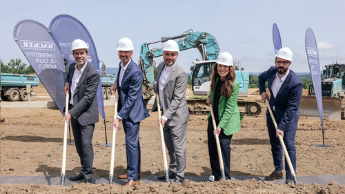 WACKER Executive Board member Christian Kirsten, Panattoni Managing Director Pavel Sovička, Head of Development at Accolade Jiří Stránský, the Mayor of Karlovy Vary Andrea Pfeffer Ferklová, and Deputy Governor of the Karlovy Vary Region Vojtěch Franta at the groundbreaking ceremony for the new production site (from left to right). (photo: Panattoni)