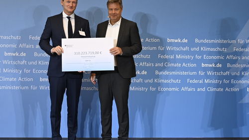 Robert Habeck, Federal Minister for Economic Affairs and Climate Action, presented the official notification of funding to Uwe Liebelt, President European Verbund Sites, BASF SE.