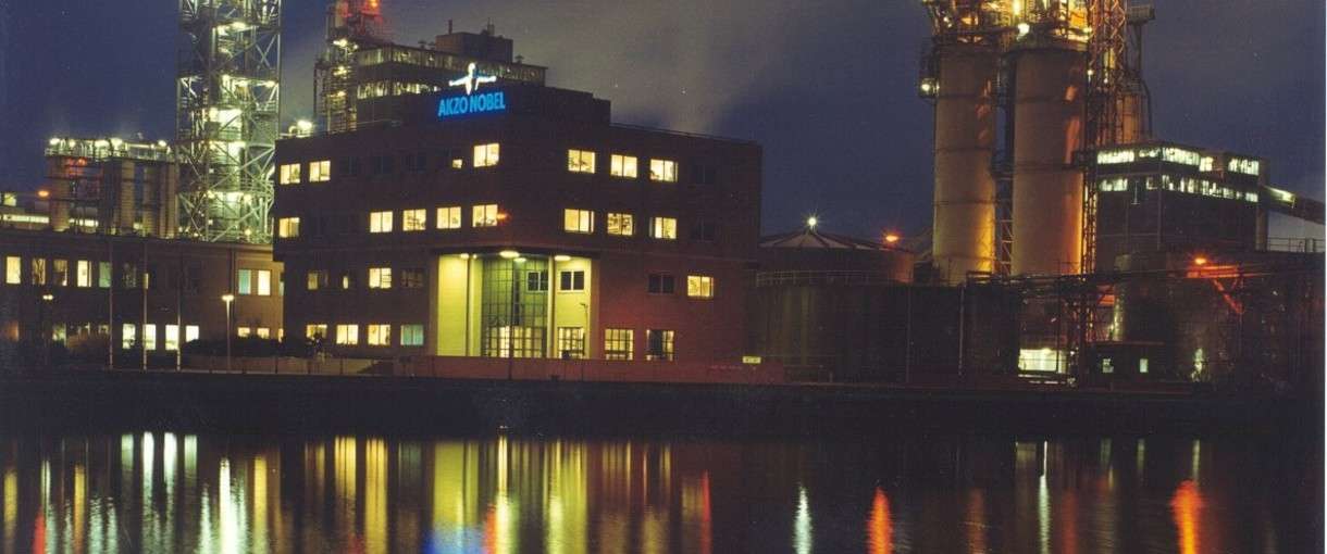 Night impression of the Akzo salt and chlorine plant