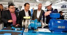 Small stefan pfitzner infraserv h chst prozesstechnik gmbh explains to infraserv managing directors j rgen vormann second from right and joachim kreysing second from left how pumps can be properly aligned with lasers 1528977207
