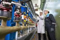 Small two covestro employees inspect a demonstration plant during a planned downtime 1529515980
