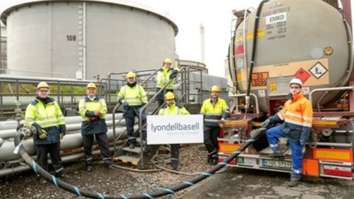 First delivery of pyrolysis oil for polymer production at the LyondellBasell site in Wesseling, Germany (facial masks were briefly taken down to take this image).